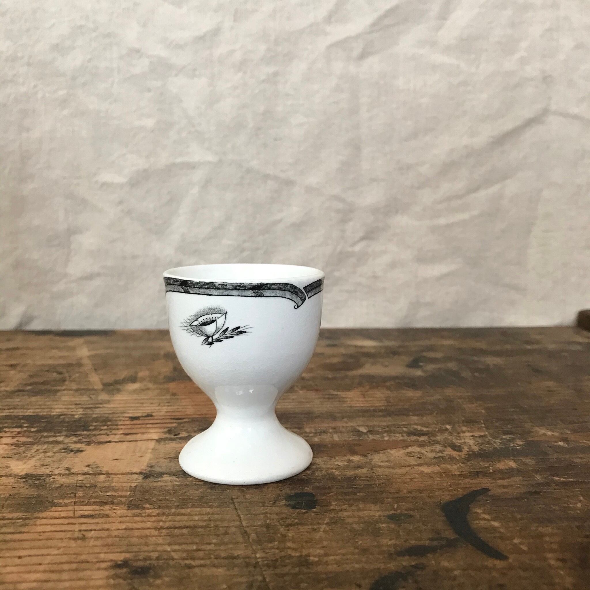 モノクロのエッグスタンド