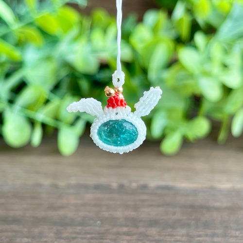 グリーンマイカ［クリスマスウサギ］マクラメアクセサリー〈チャーム､ネックレス､ピアス､イヤリング〉