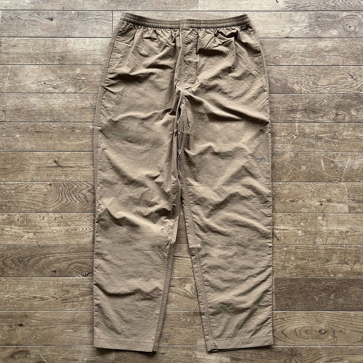 残り1点〉J.S. Park Walk ナイロン パンツ（サファリ） | Jazzy Sport