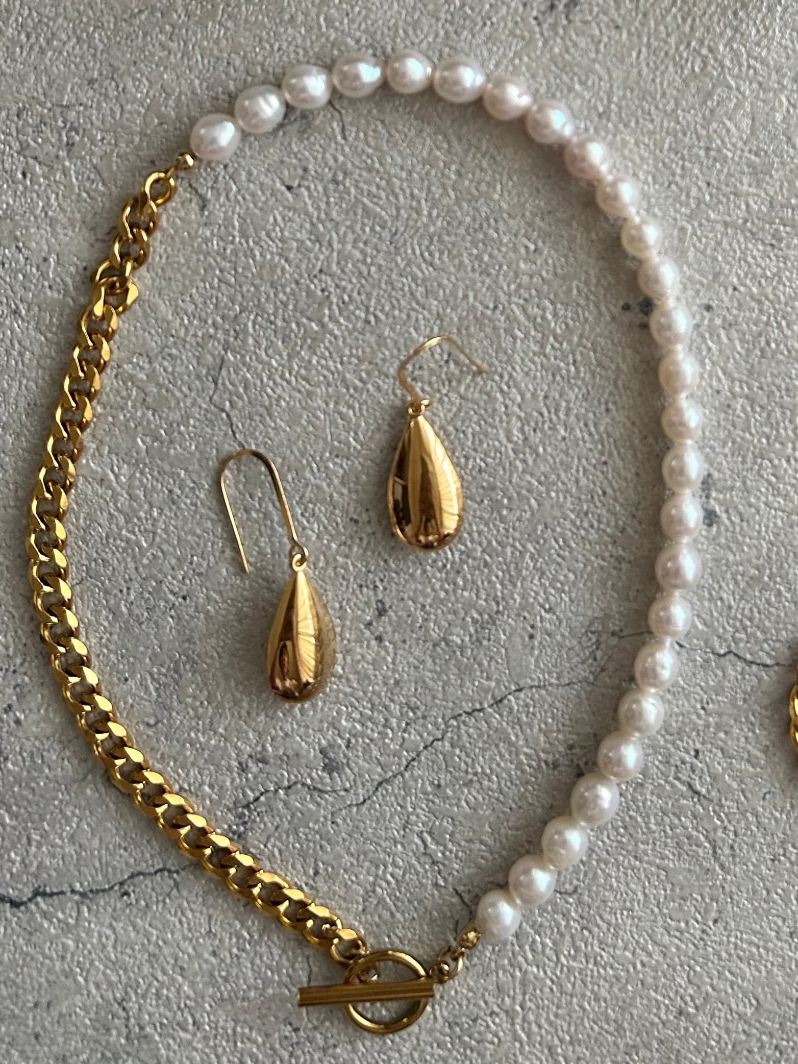 ゴールドペアシェイプピアス・イヤリング | 上品なアクセサリー