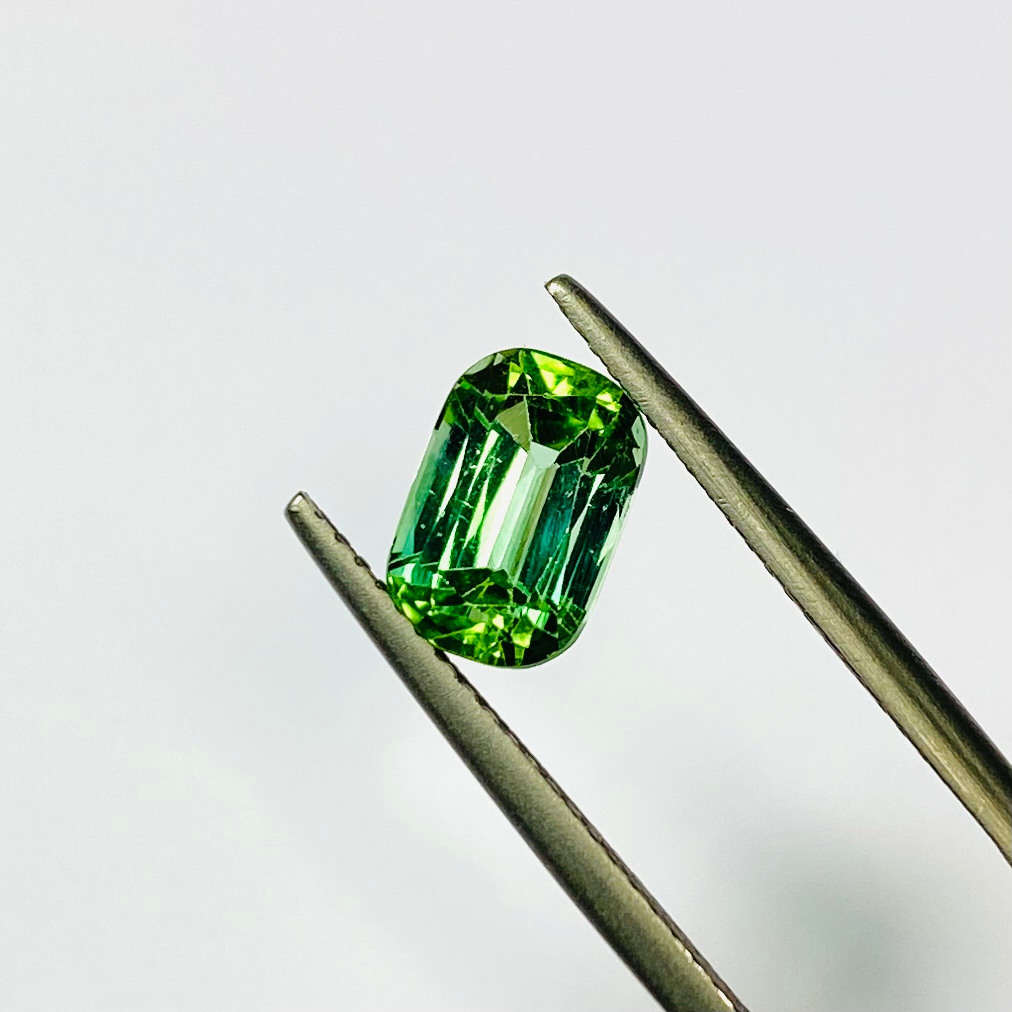 ミント、シーフォームグラデーションの楽しいトルマリン