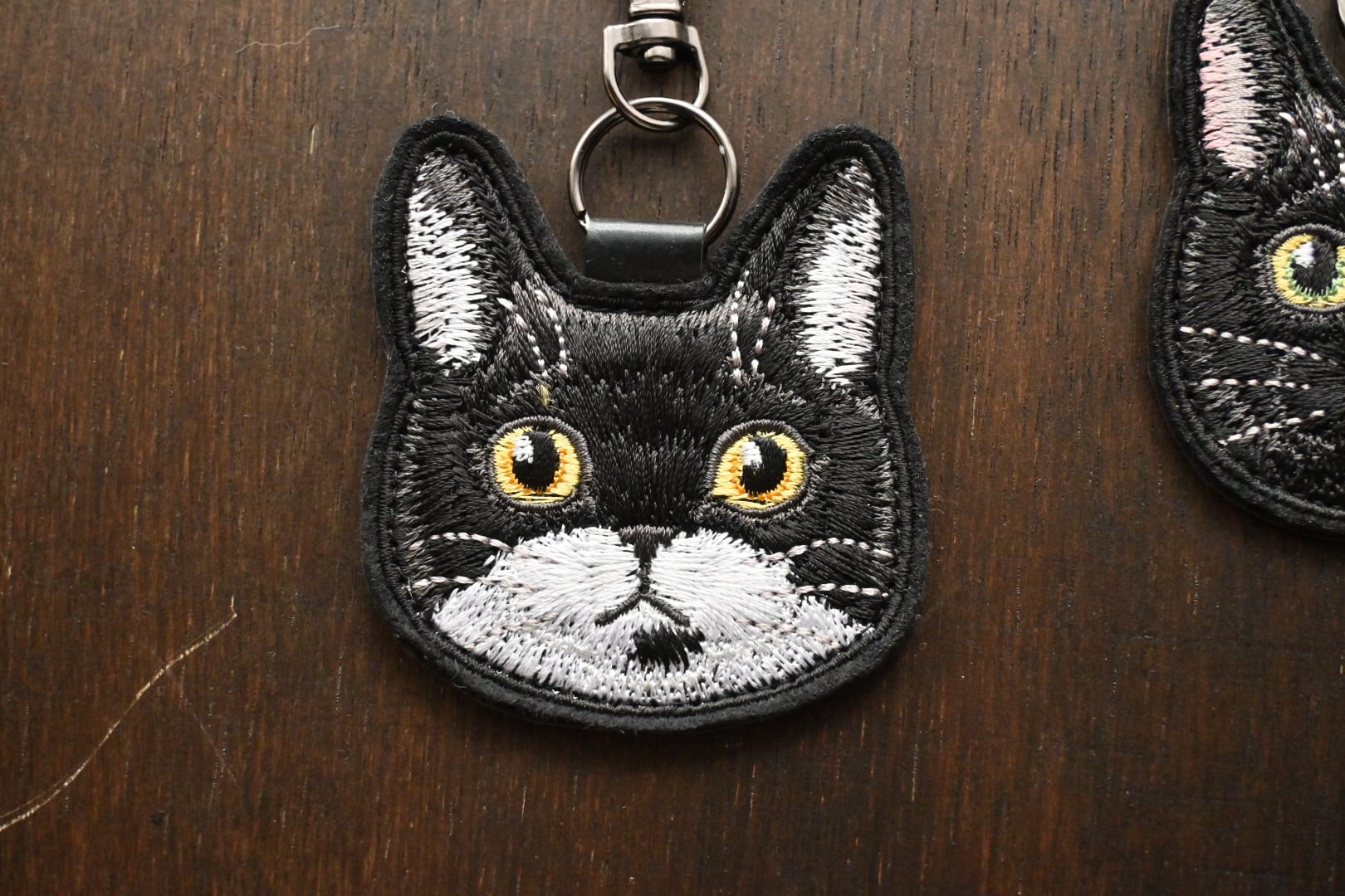 刺繍猫ちゃんのキーホルダー | 猫と暮らす洋裁店