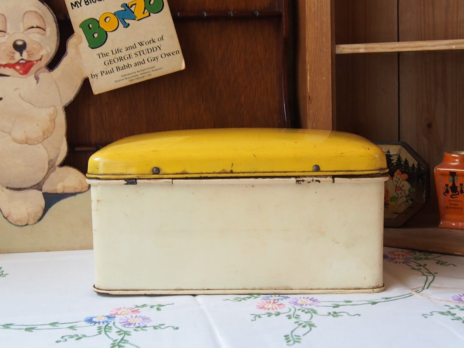イギリス アンティーク フラワー缶 ホワイト・ブルーｔａｌａ社 イギリスアンティーク TALA社のケーキ缶(CAKES) | Bonny Bee