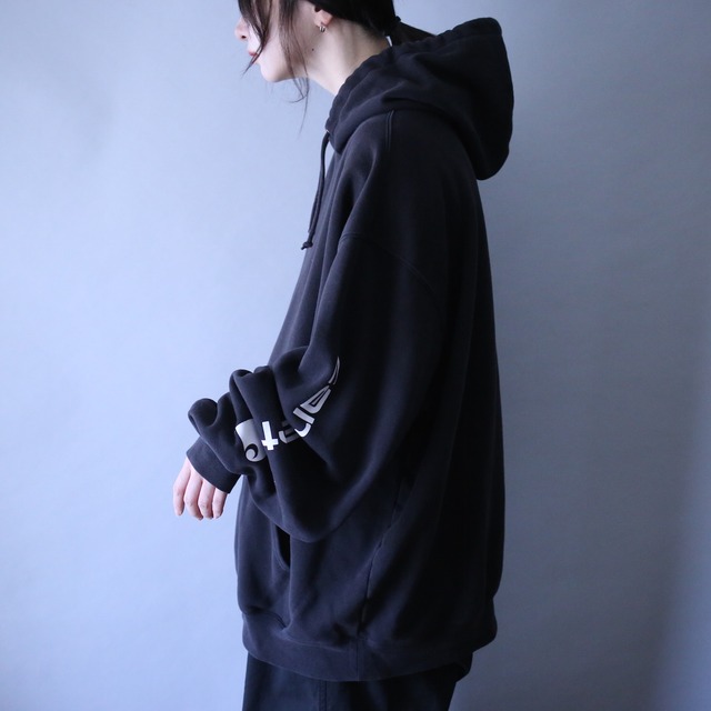 "Carhartt" sleeve logo printed over silhouette black sweat parka