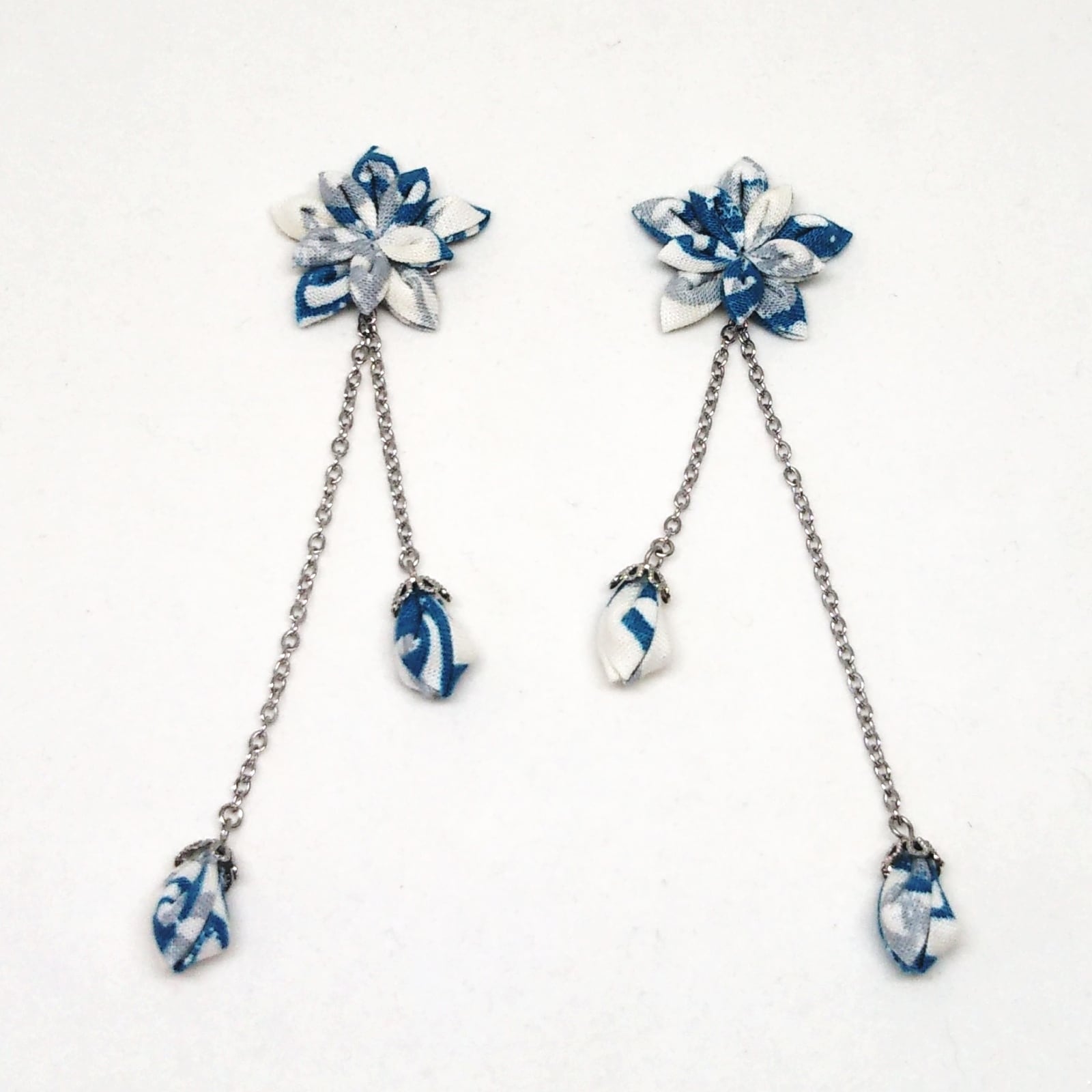 揺れるつぼみ 花薄の襲（はなすすきのかさね）* つまみ細工 ピアス