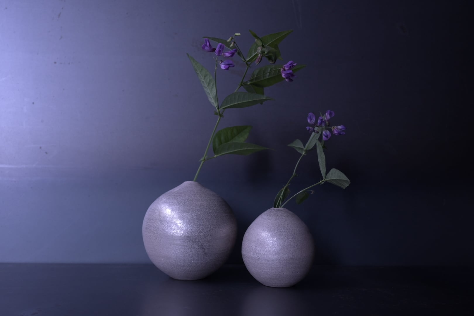 七理摩弓 銀彩一輪挿 写真左側