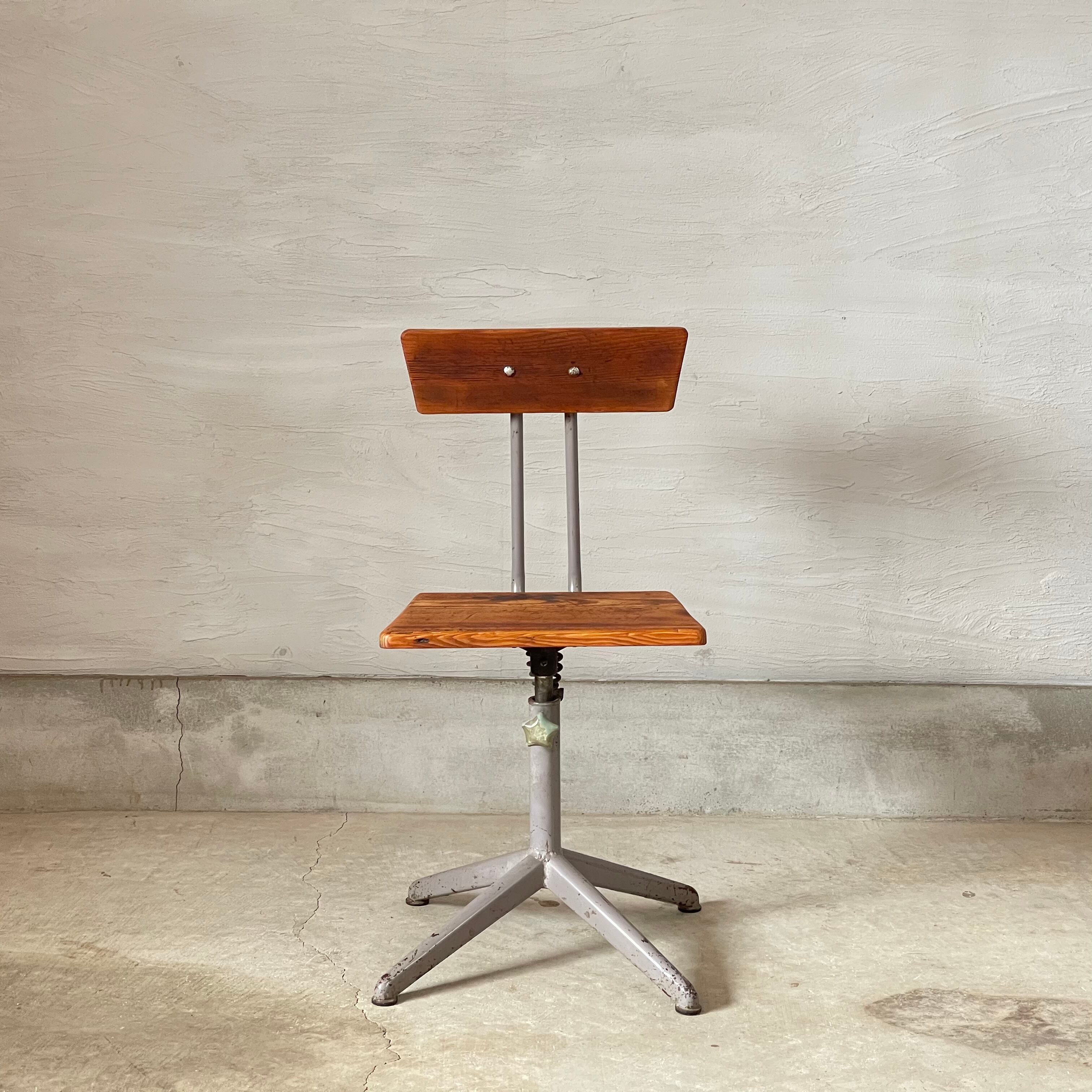 古い鉄脚の回転椅子