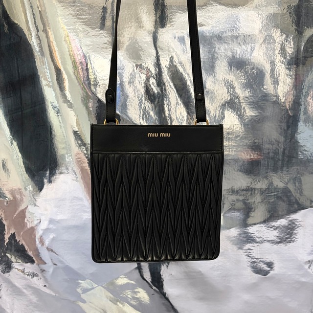MIUMIU  マテラッセ レザー ショルダーバッグ ミュウミュウ