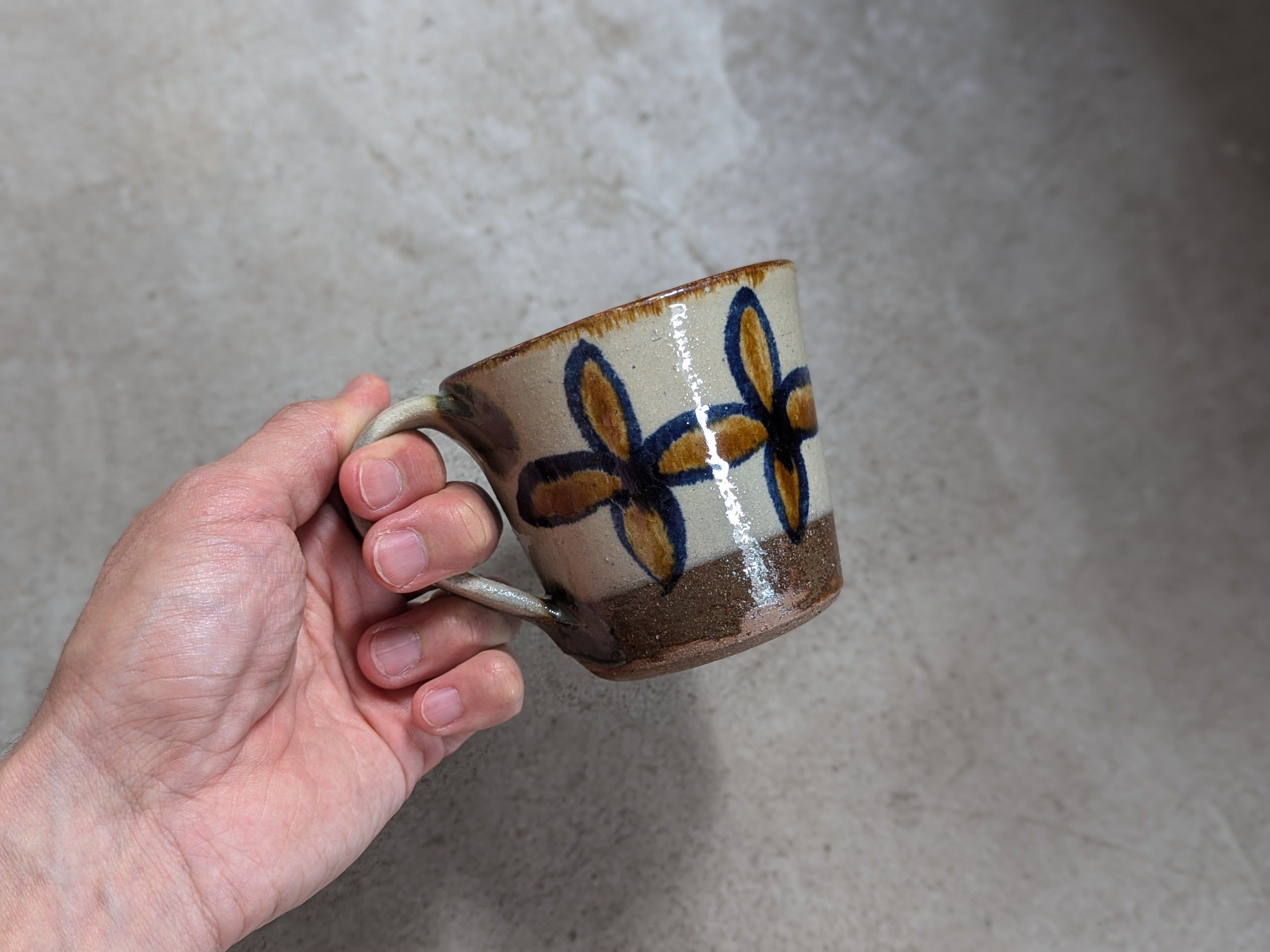 やちむん マグカップ（つなぎ花紋） | 勝窯 | inoya | Basic Life