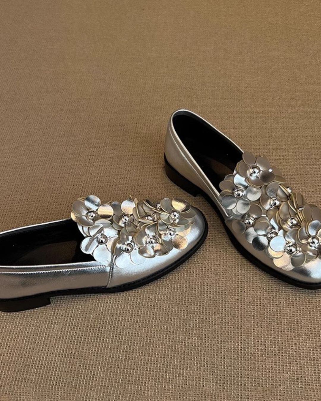 Flower motif leather pumps