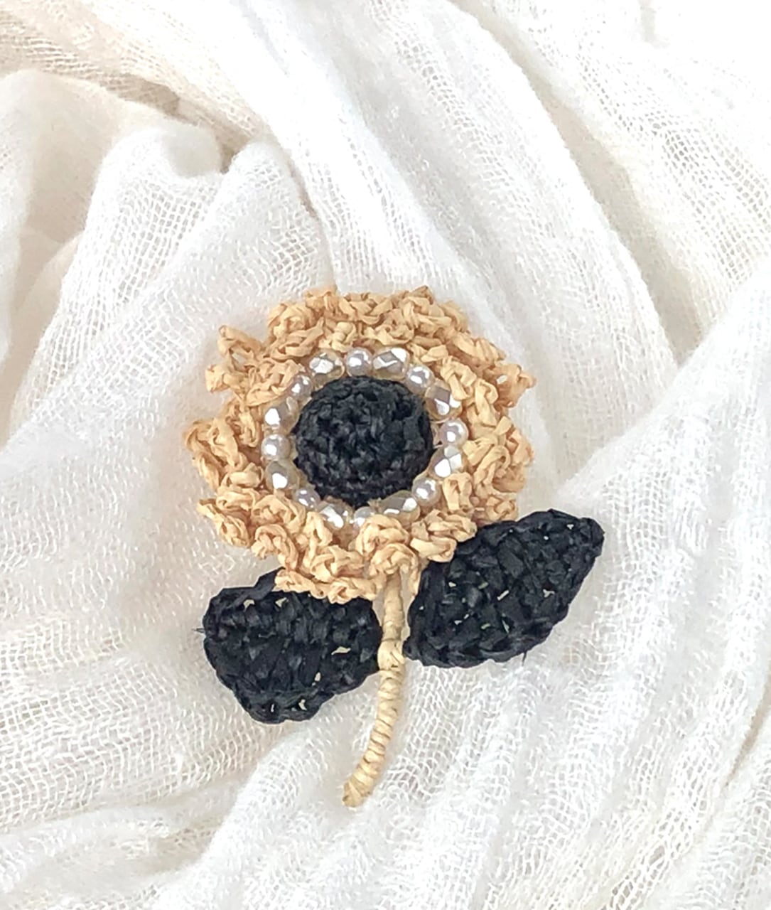 ラフィアの花ブローチ(Natural x Black) | Te 手 / deuxplan