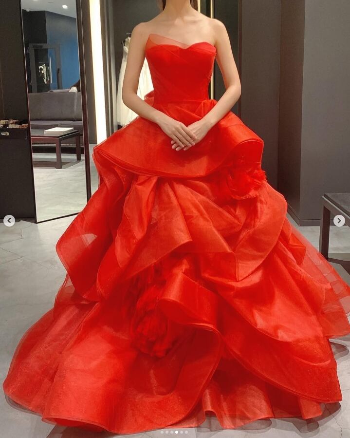 カラードレス ベアトップ 赤 ラッフルフリル ブライダル 抜群の  