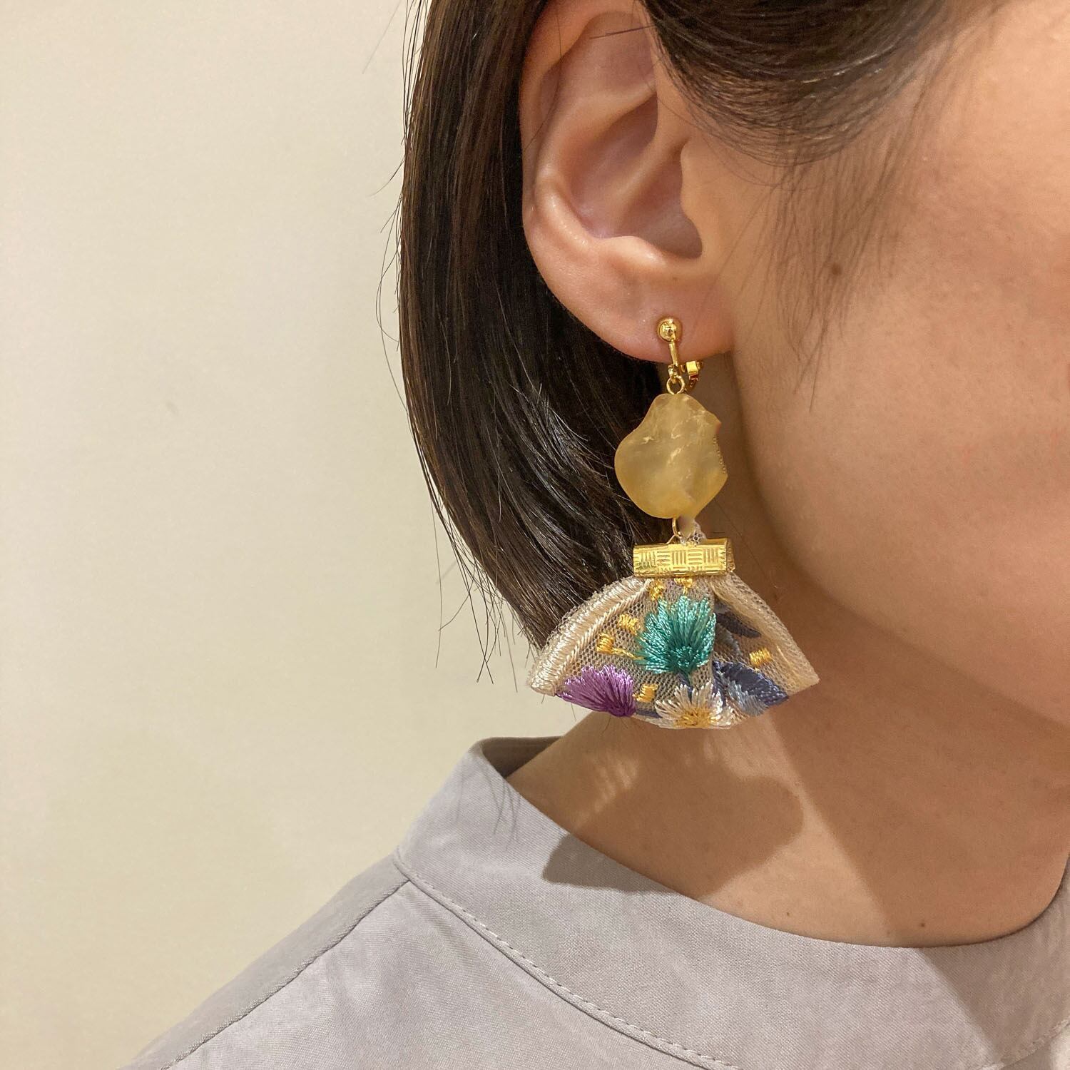 歪ビーズと刺繍リボンタッセルの〈ピアス/イヤリング〉 | Dua