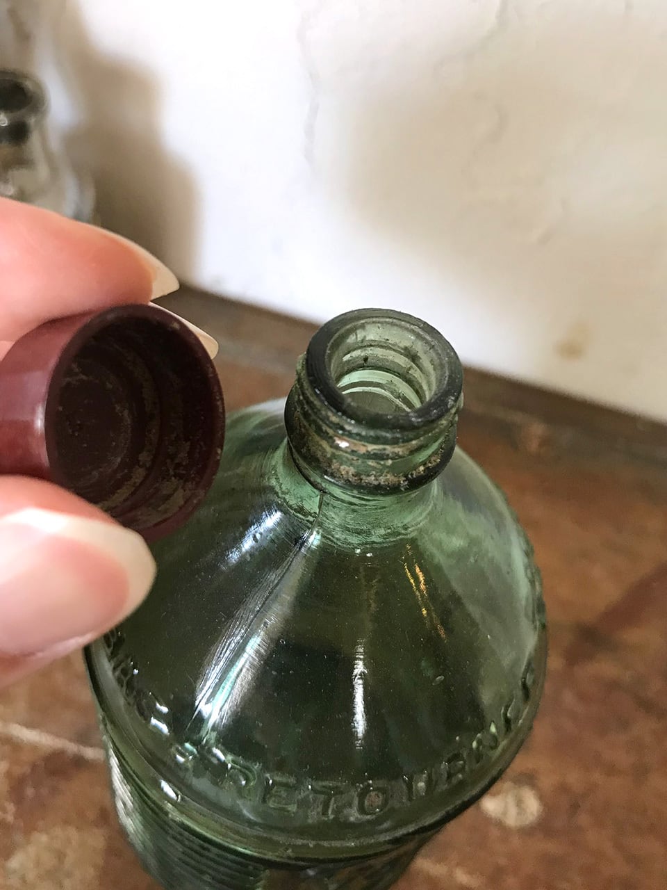 エンボスロゴ入り 液体せっけんのガラス瓶 | Brocante de La Cocotte