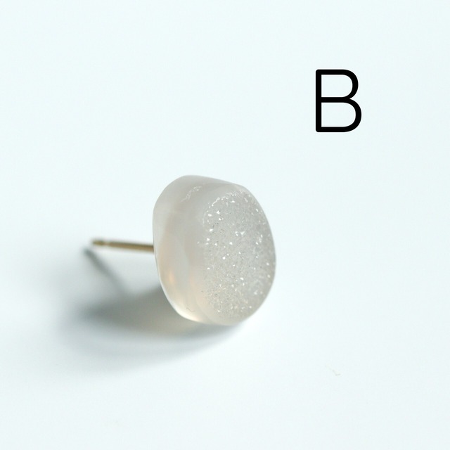 14kgf｜そっと光る朝露のかけら｜ドゥルージーアゲートの片耳スタッドピアス・一点もの