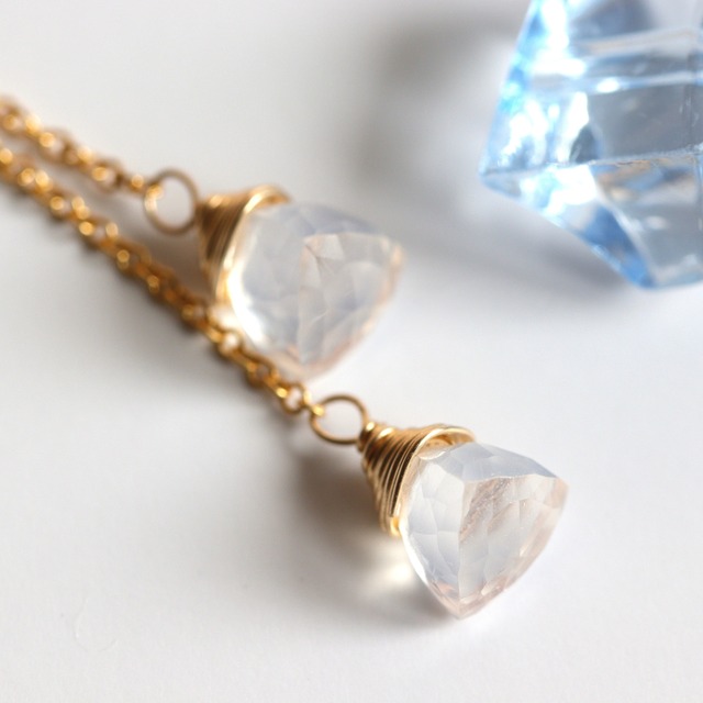 耳元で揺れる氷のかけら・三角スノークォーツ（ミルキークォーツ）のチェーンピアス｜14kgf｜金属アレルギー対応