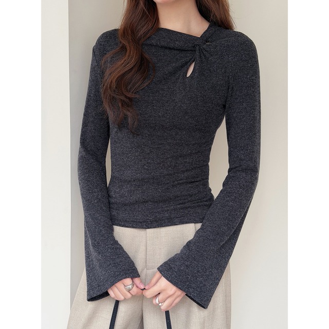 ツイストデザイン スリムフィットトップス