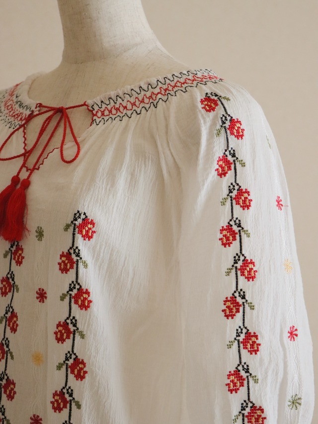 ●embroidery design blouse①