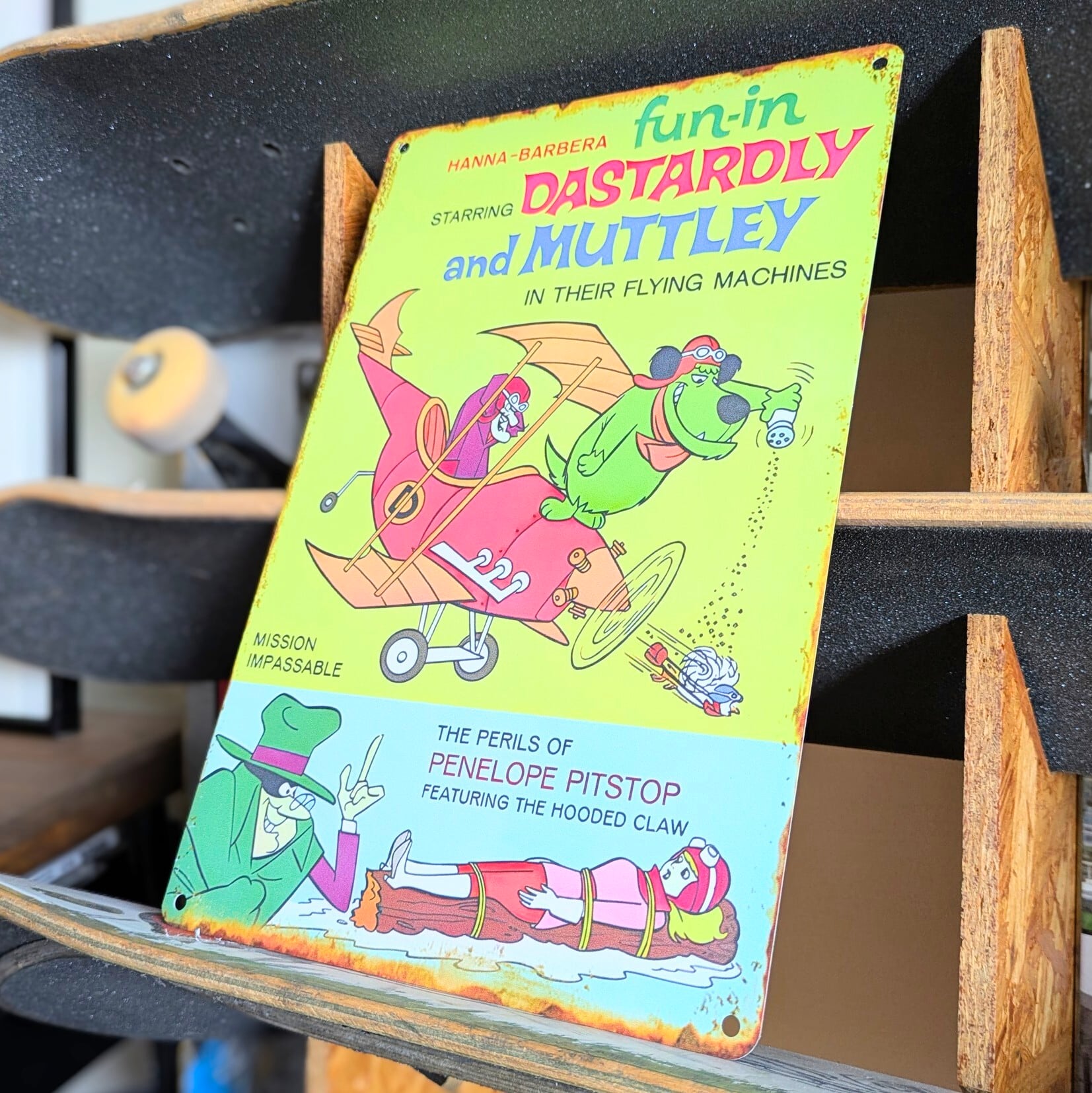 ♧ 送料無料！ちょうどいいブリキ看板 ビンテージ加工【 Wacky Races（ チキチキマシン猛レース ） / ケンケン / ハンナ・バーベラ 】 METAL SIGN / メタルサイン / ブリキ看板 / サインボード / ビンテージ加工 〚アメリカン雑貨 アメトイ〛