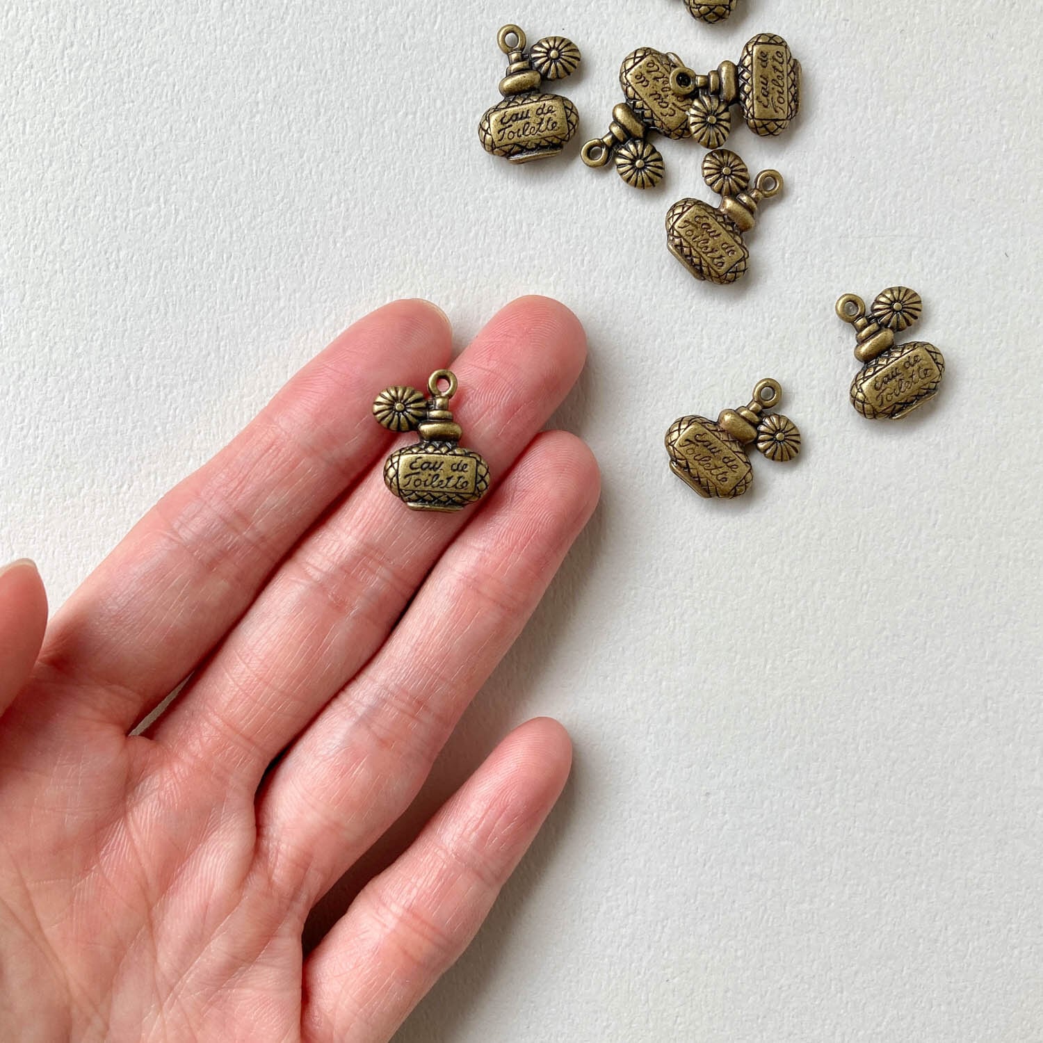 再入荷〉アンティーク風 フラットな香水瓶チャーム（17mm） | Dua