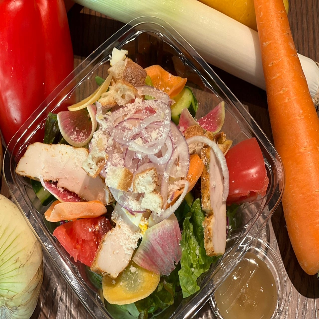 チキンケバブと10種類の野菜のミモザサラダ Chicken kebab with mimosa