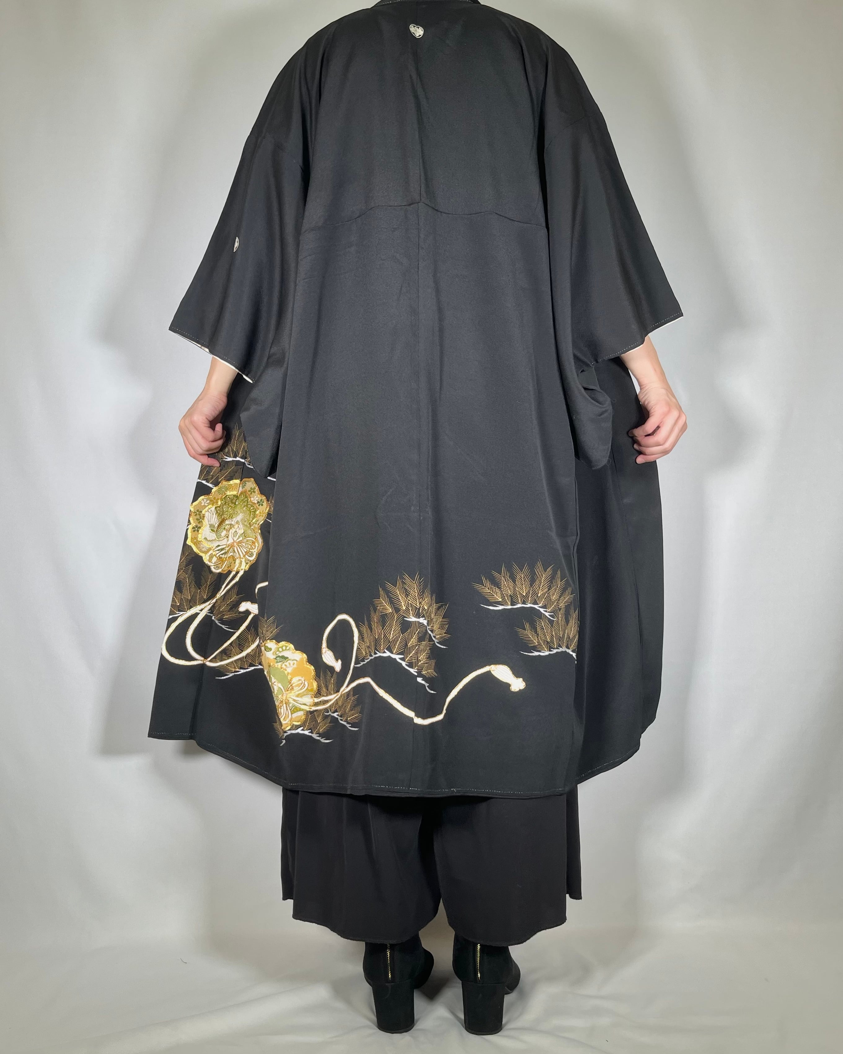11480】 着物リメイク 留袖 ロングコート 鏡裏に孔雀・松模様 刺繍