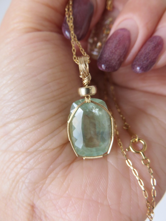 マダガスカル産非加熱アクアマリン(10.0ct)女神巻きペンダントトップ 