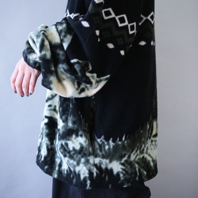 "狼" art graphic pattern over silhouette fleece jacket