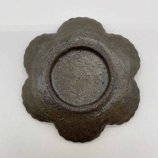 『宇田康介』輪花小皿B　鉄釉　2111100211673B