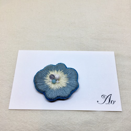 手刺繍と 天然石 の フラワー ヘアゴム グレイッシュグリーン