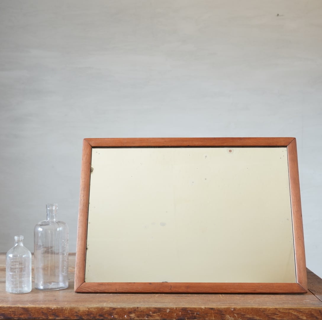 古い木枠のミラー