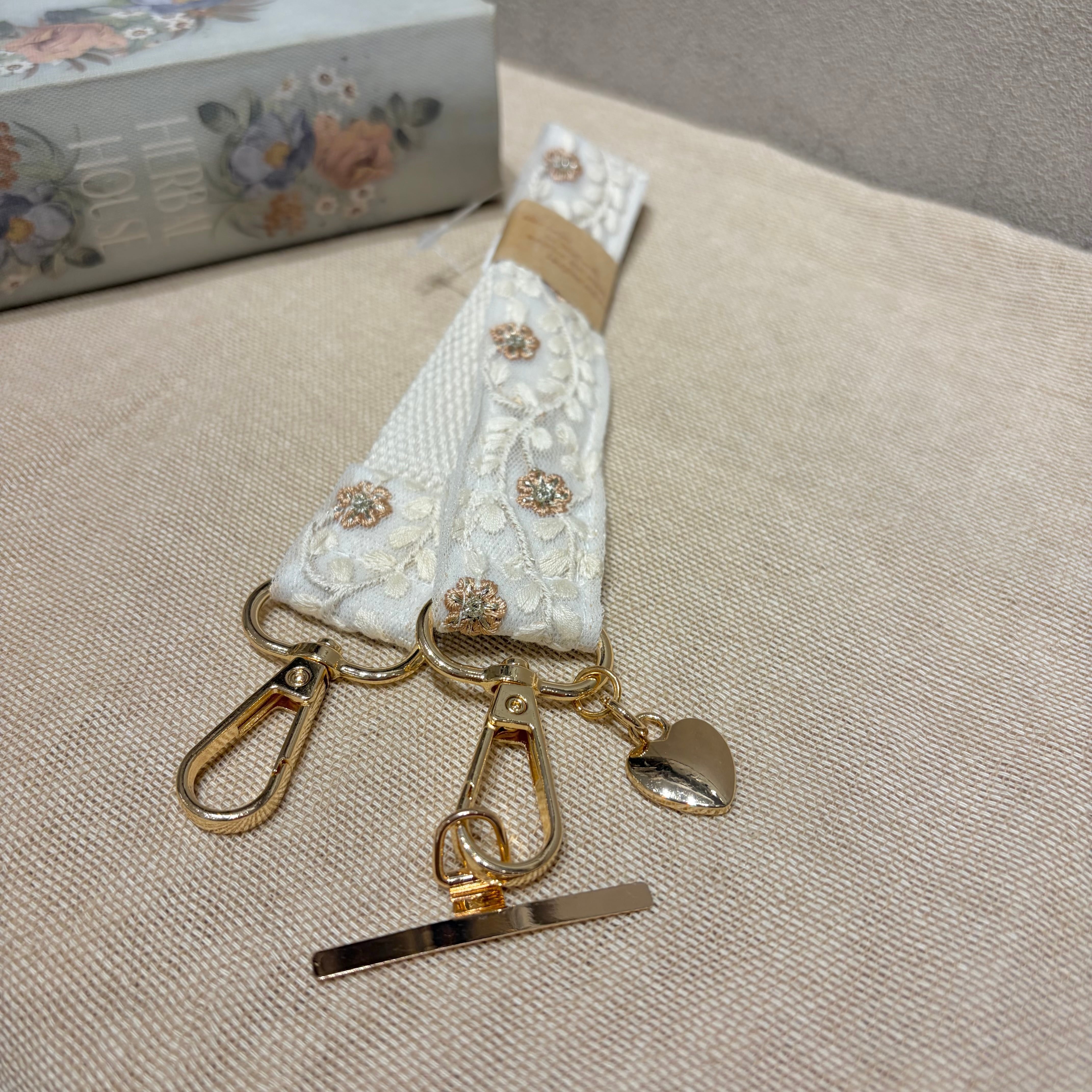インド刺繍リボン　ハンドストラップ　(A54-9-140)③