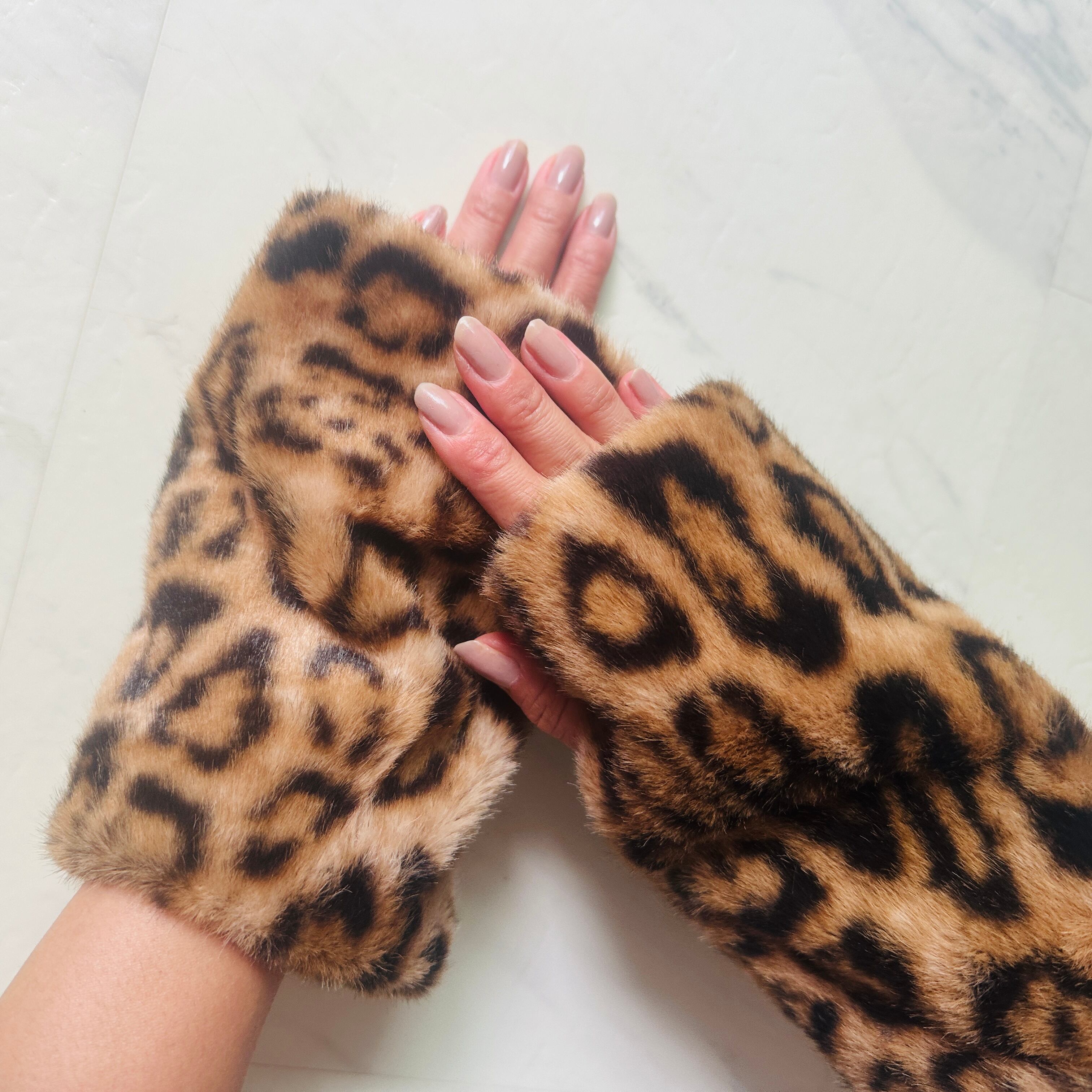 k*1様 UGG ヒョウ柄 ミトン 手袋｜