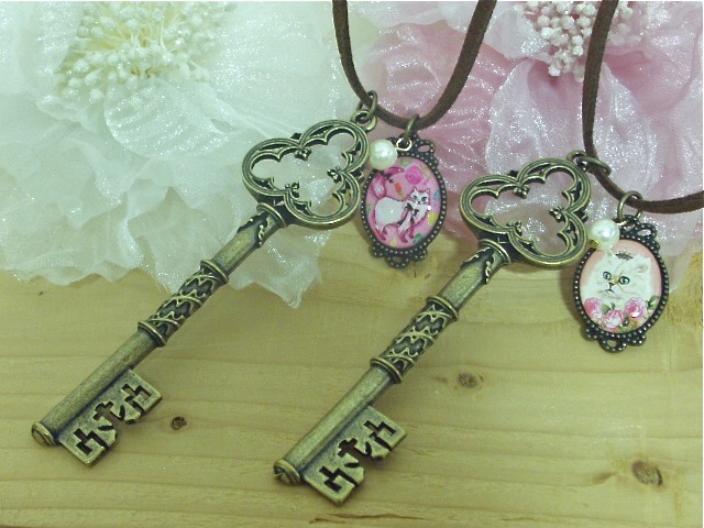 ロングチョーカー・鍵モチーフとアンティーク調パーツの猫ちゃん