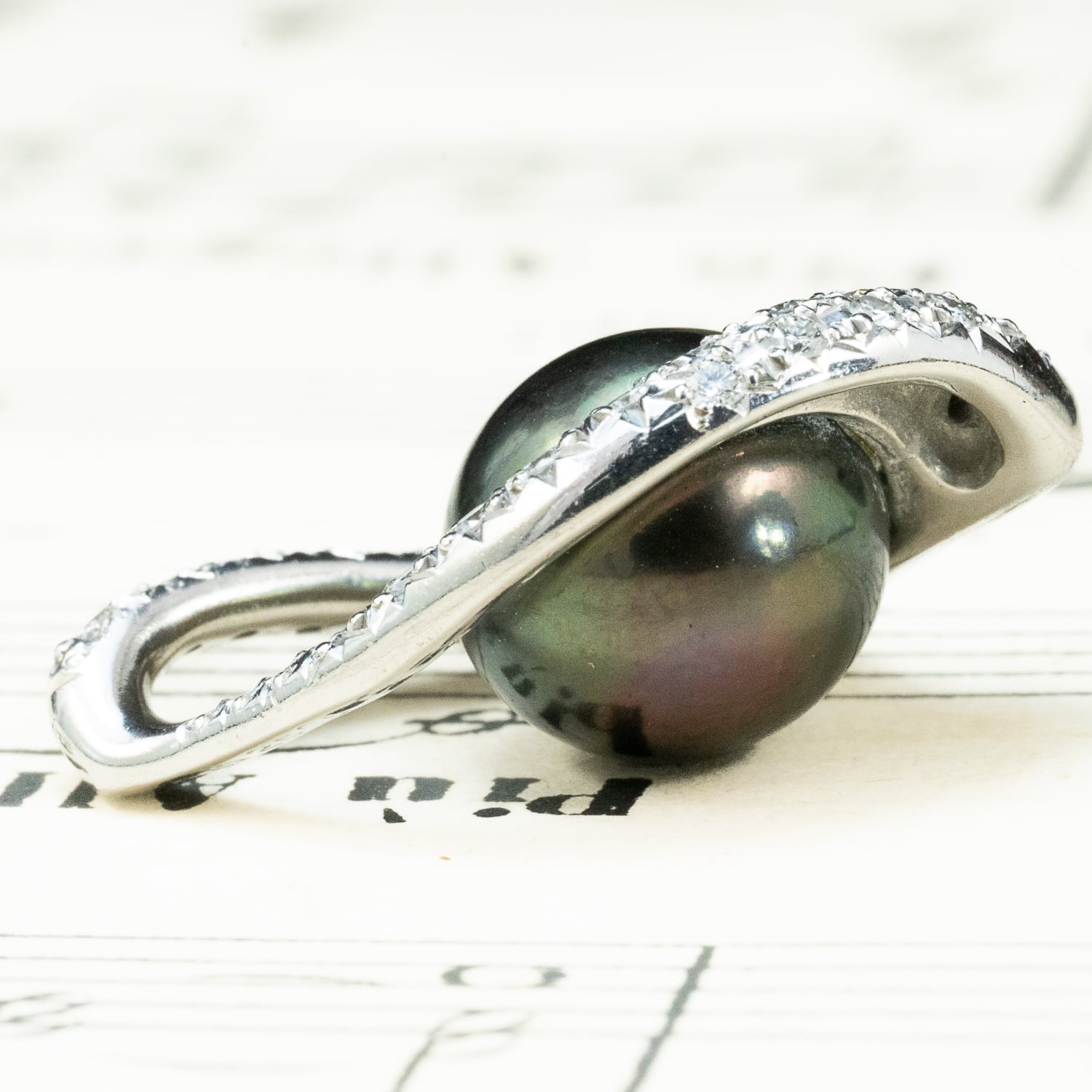 K18WG 黒蝶真珠 ピーコックカラー ダイヤモンド 0.25ct 4.0g 9.0mm珠