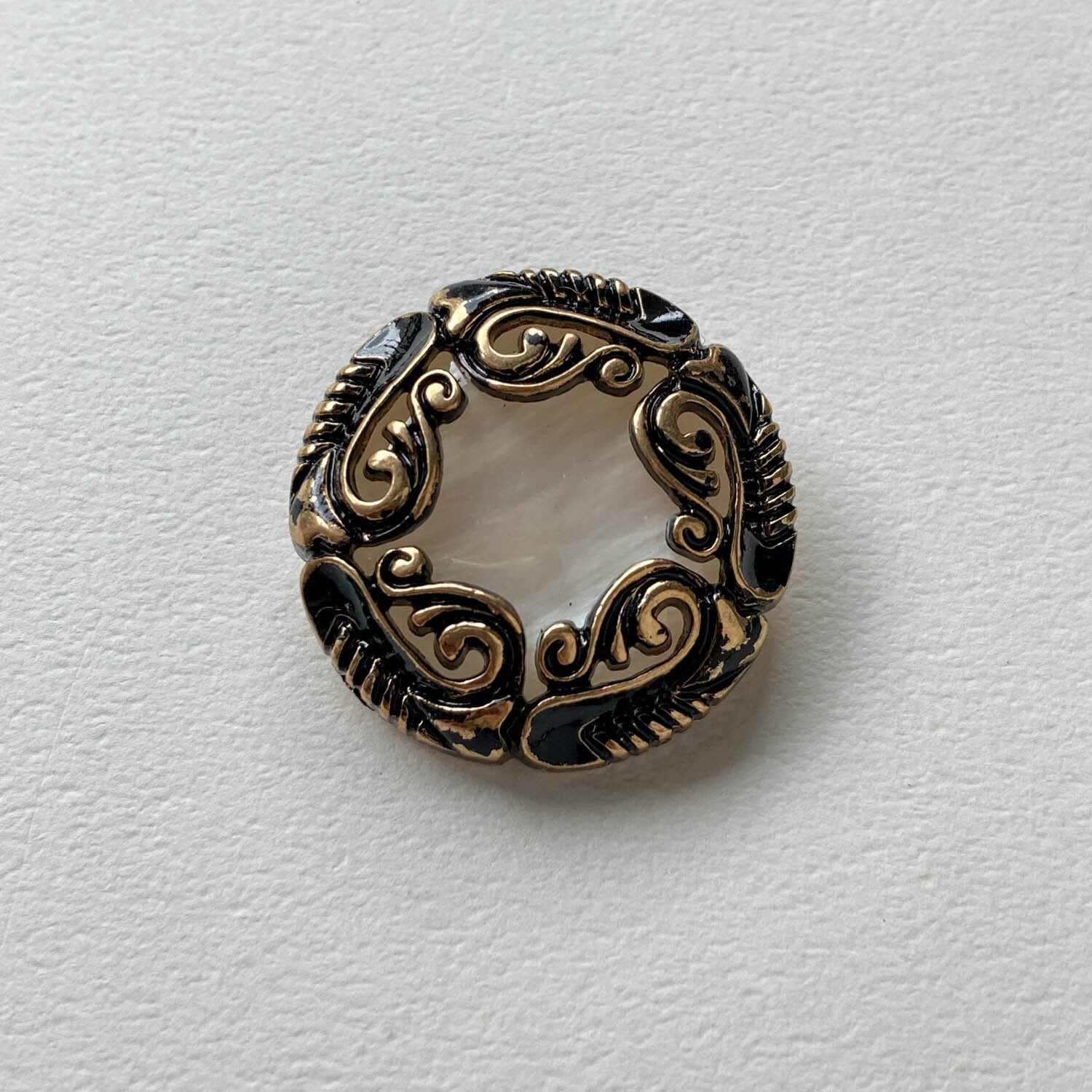 ロココ調フレームのシェル風ボタン（30mm） | Dua-アクセサリーパーツ