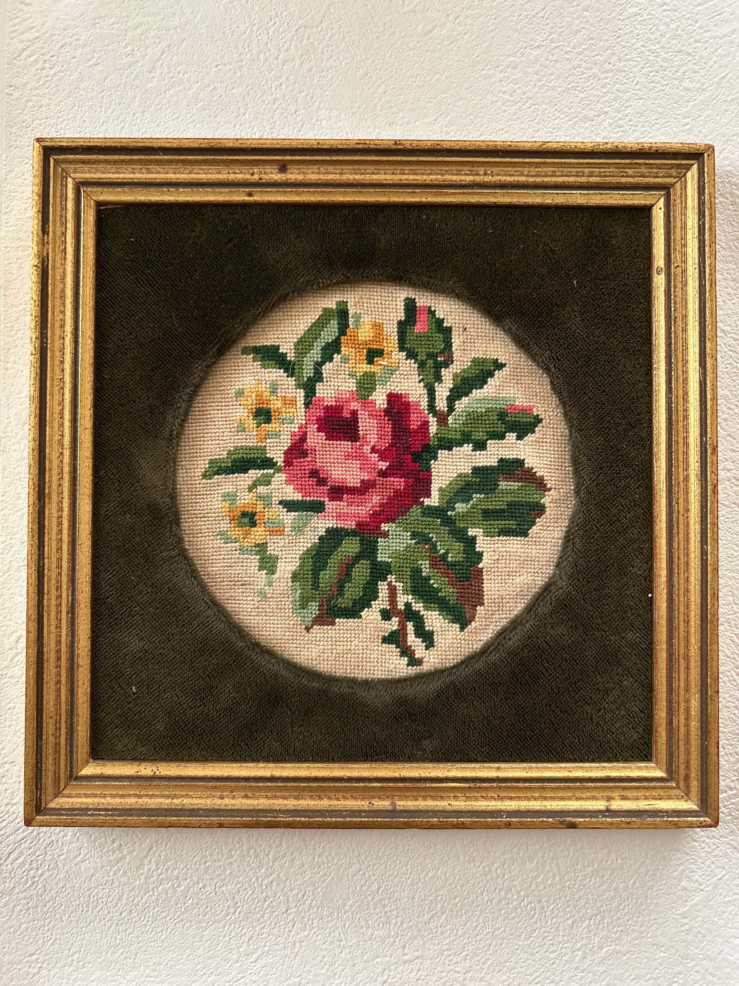 フランスVintage クロスステッチ刺繍額入り 額装 薔薇 Rose ベルベット カーキ ゴールド インテリア 店舗ディスプレイ