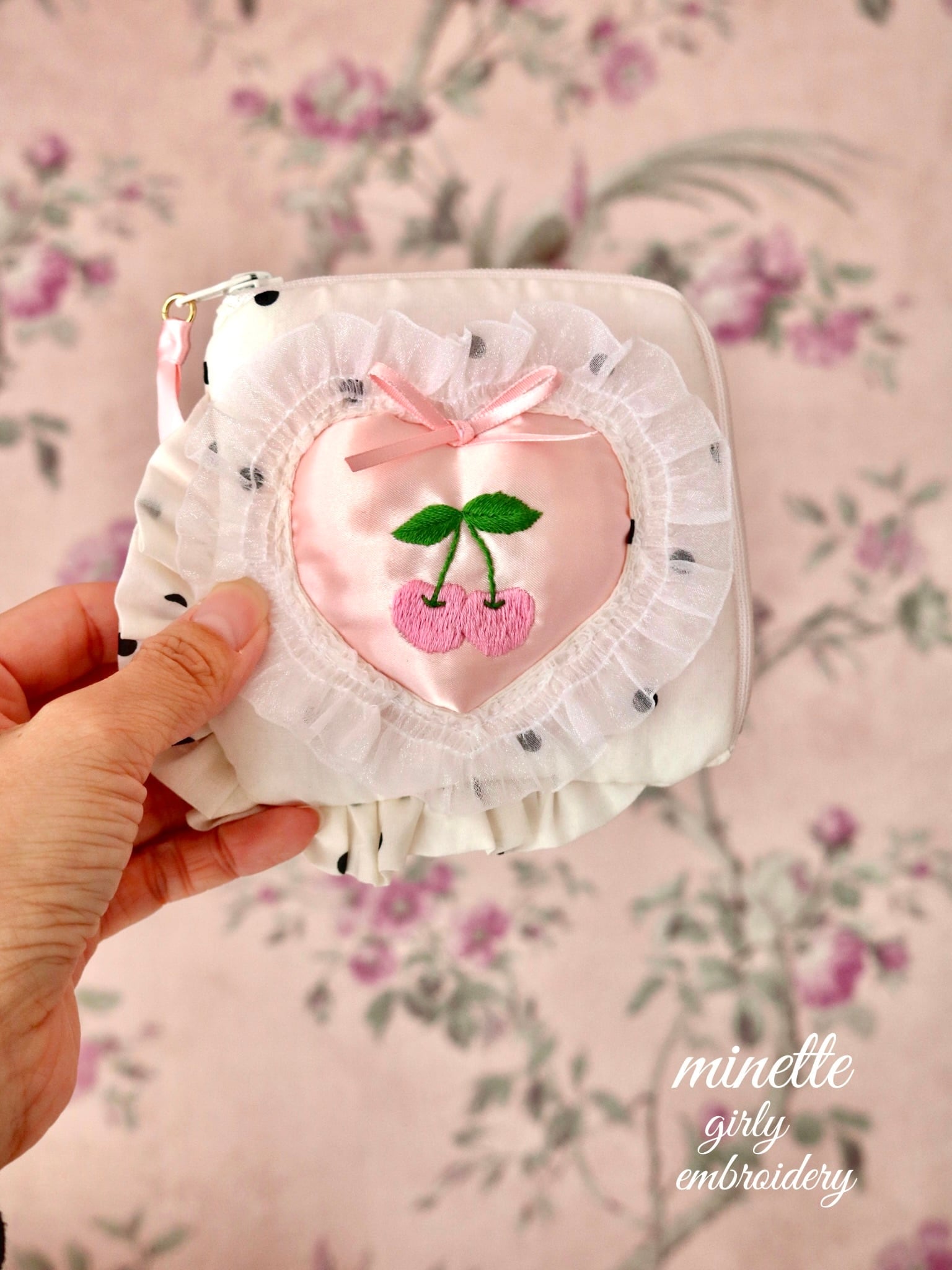 別注】ハートくり抜きミニスクエアポーチ（ピンクギンガム/くま刺繍