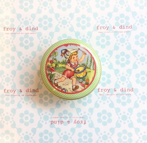 froy&dind(フロイ＆ディンド) tin box ティンボックス　太鼓を叩く男の子