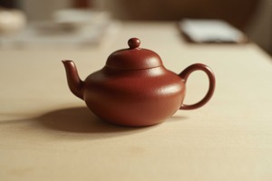 宜興紫砂壺「矮梨形」（満水約110cc）・小煤窯朱泥
