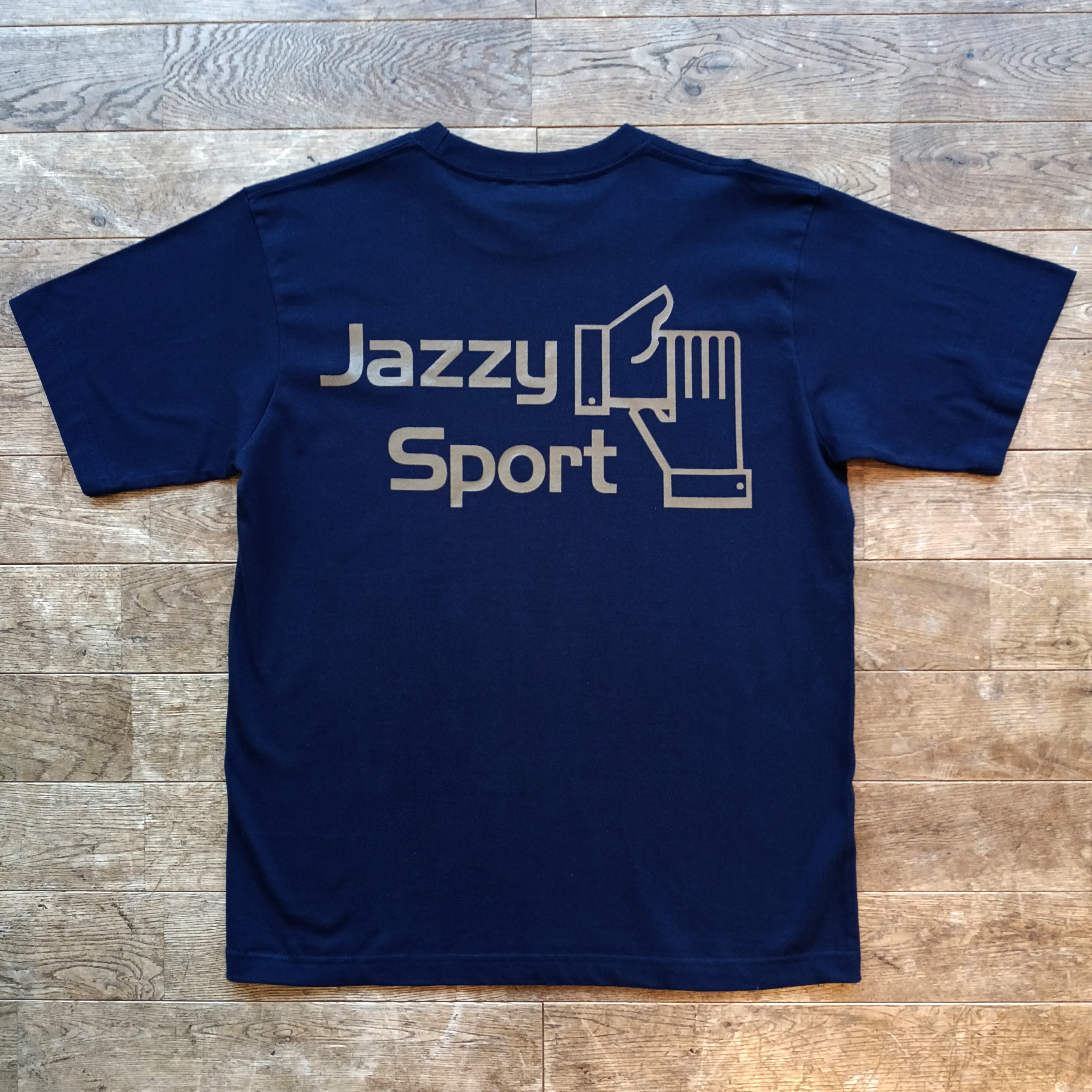 J.S. ロゴ Tシャツ（ネイビー） | Jazzy Sport Shimokitazawa