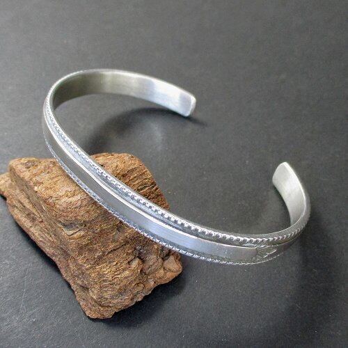 Navajo ブレスレット Bruce Morgan：チゼルワーク シルバー カフ