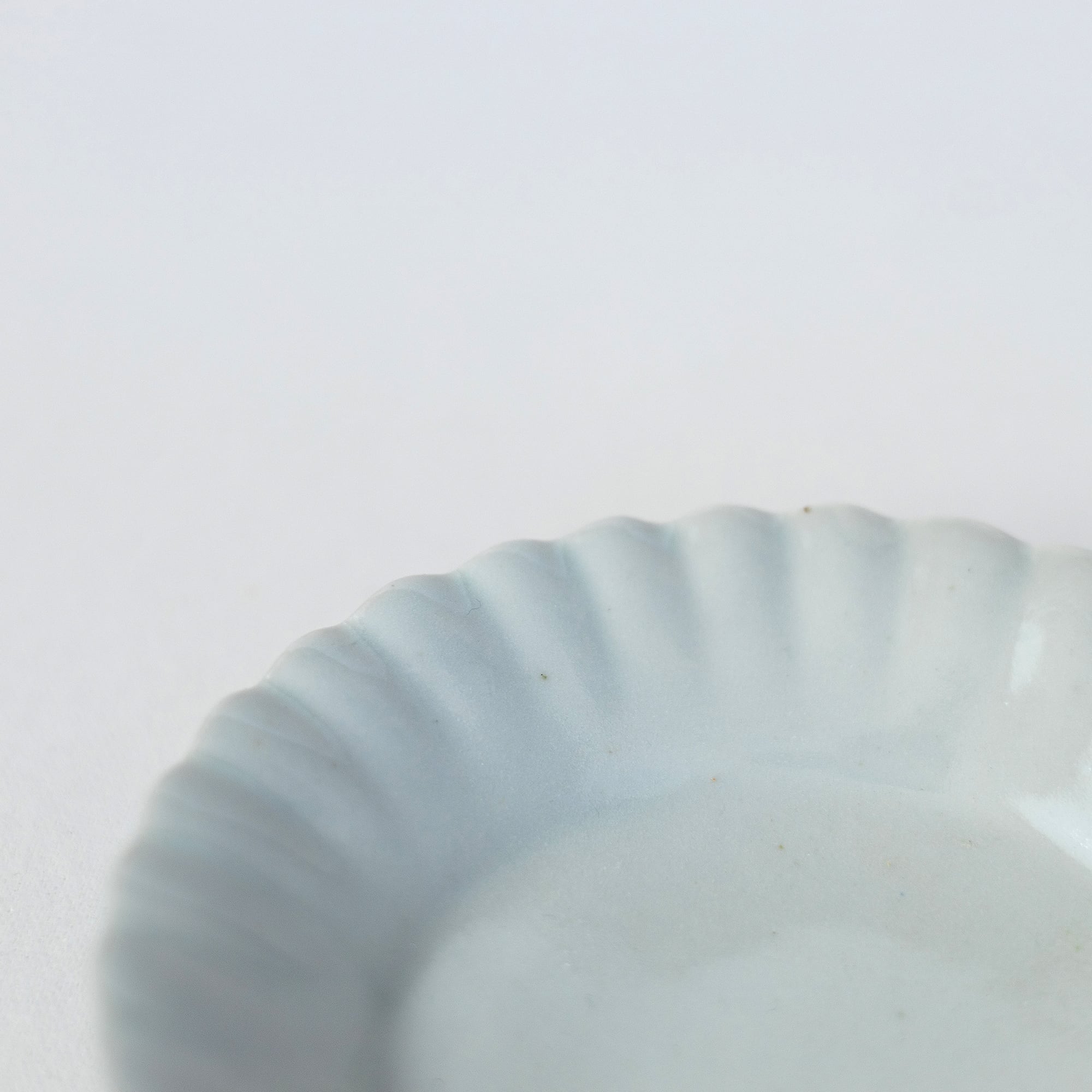 Y1-6/お花畠窯/高桑英隆/白磁小皿5客/共箱/銘々皿/向付/懐石道具/飾皿/ 白磁輪花皿（小） | お花畠窯（陶芸作家・高桑 英隆）｜通販サイト