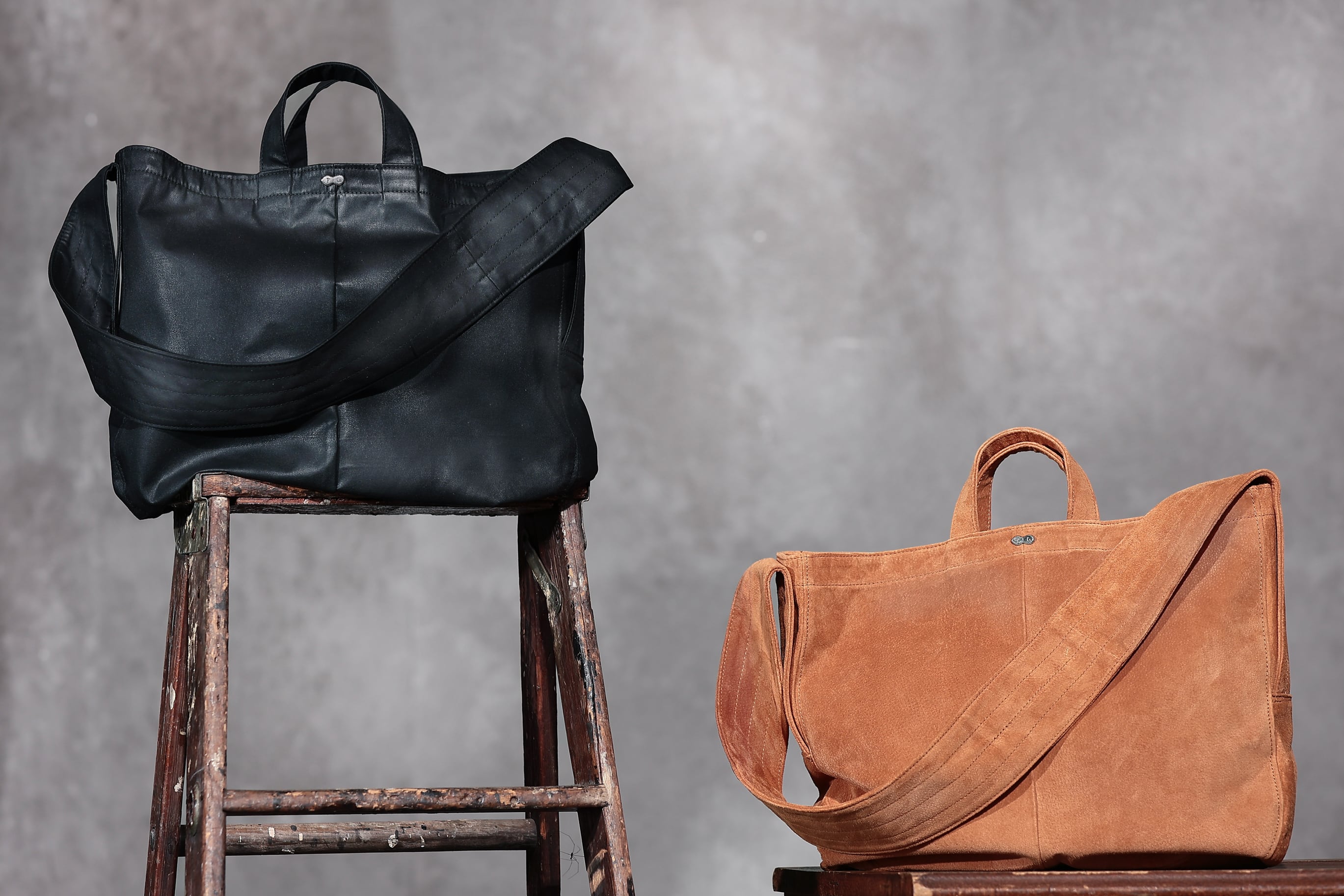 PIG SUEDE NEWS PAPER BAG | Peanuts&Co