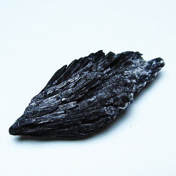 ブラック カイヤナイト 原石 一点物 171-7490