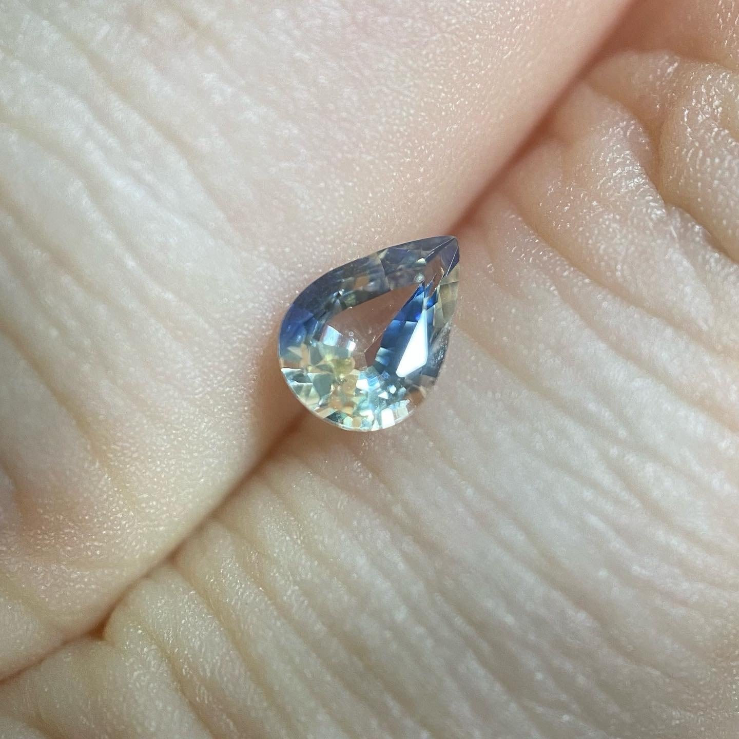 真珠の耳飾りの少女のようなカラーのサファイア