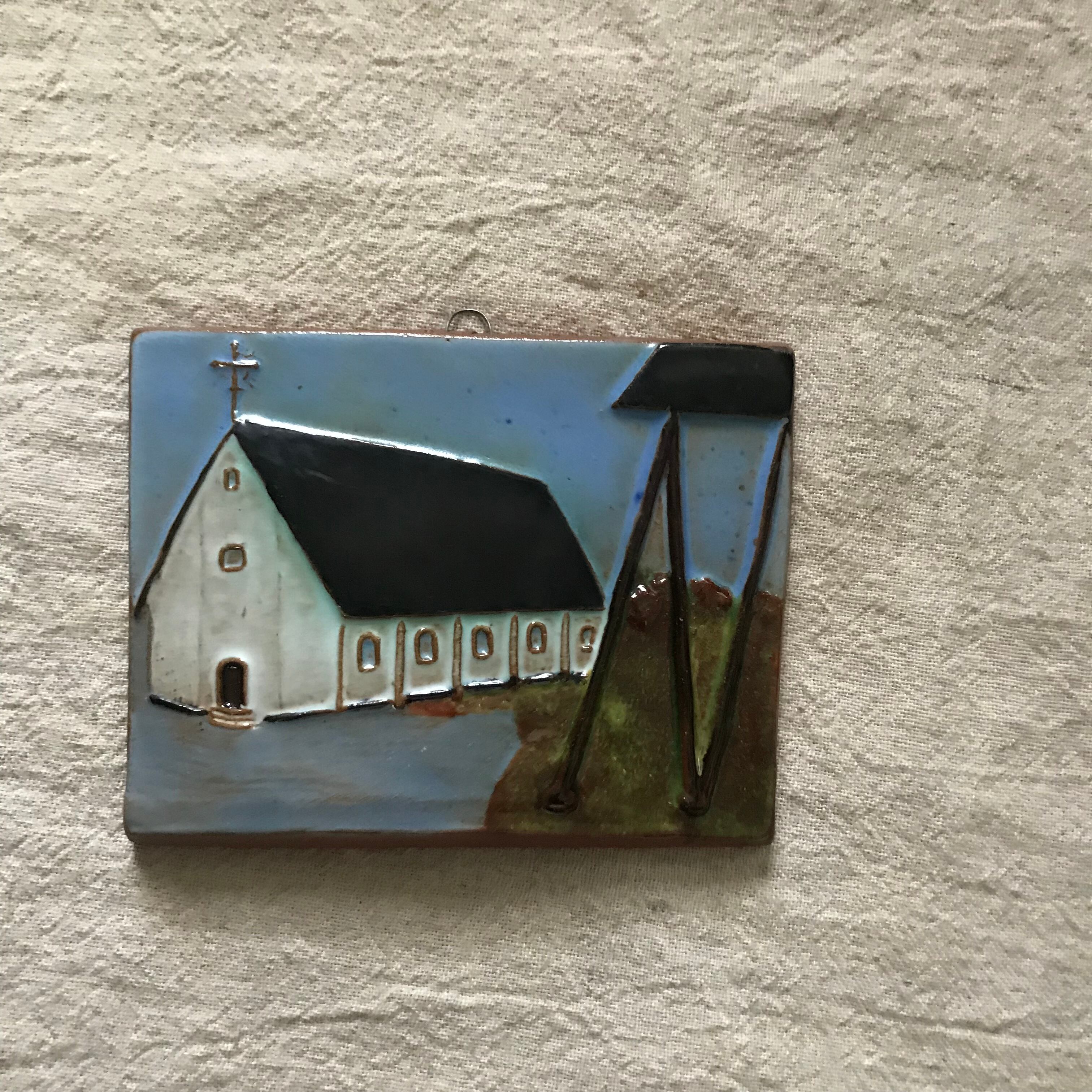 青に建物の陶板