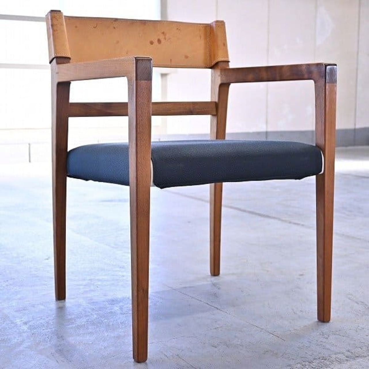 Ritzwell 15万「イビサフォルテ」アームチェアb ウォールナット無垢材 本革 厚革 オイル塗装 椅子 モダン 食卓 IBIZA FORTE リッツウェル【中古家具/中古インテリア/USED家具ユーズド家具/リサイクル】