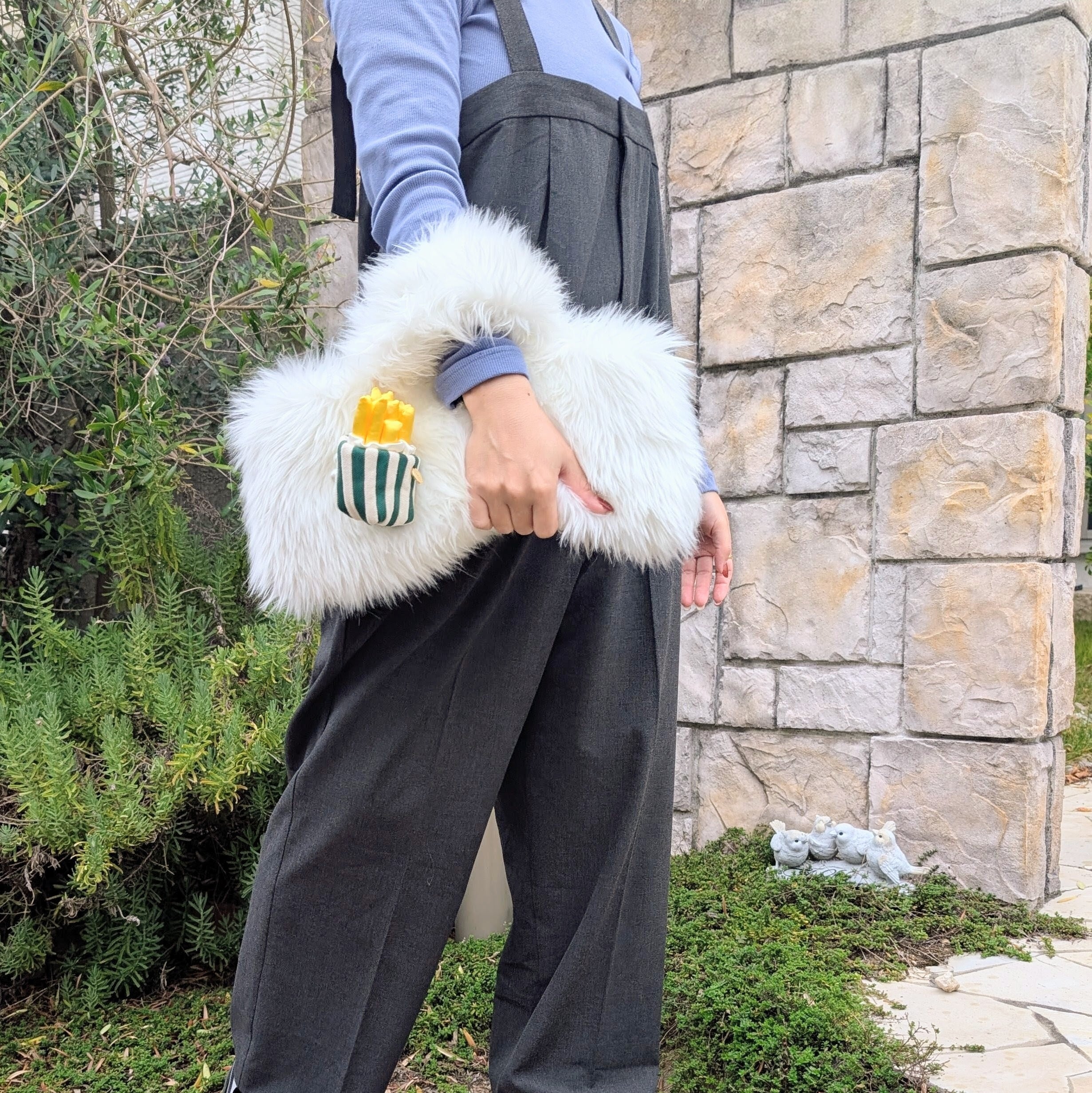 チャーム付き fur clutch handbag （ホワイト）