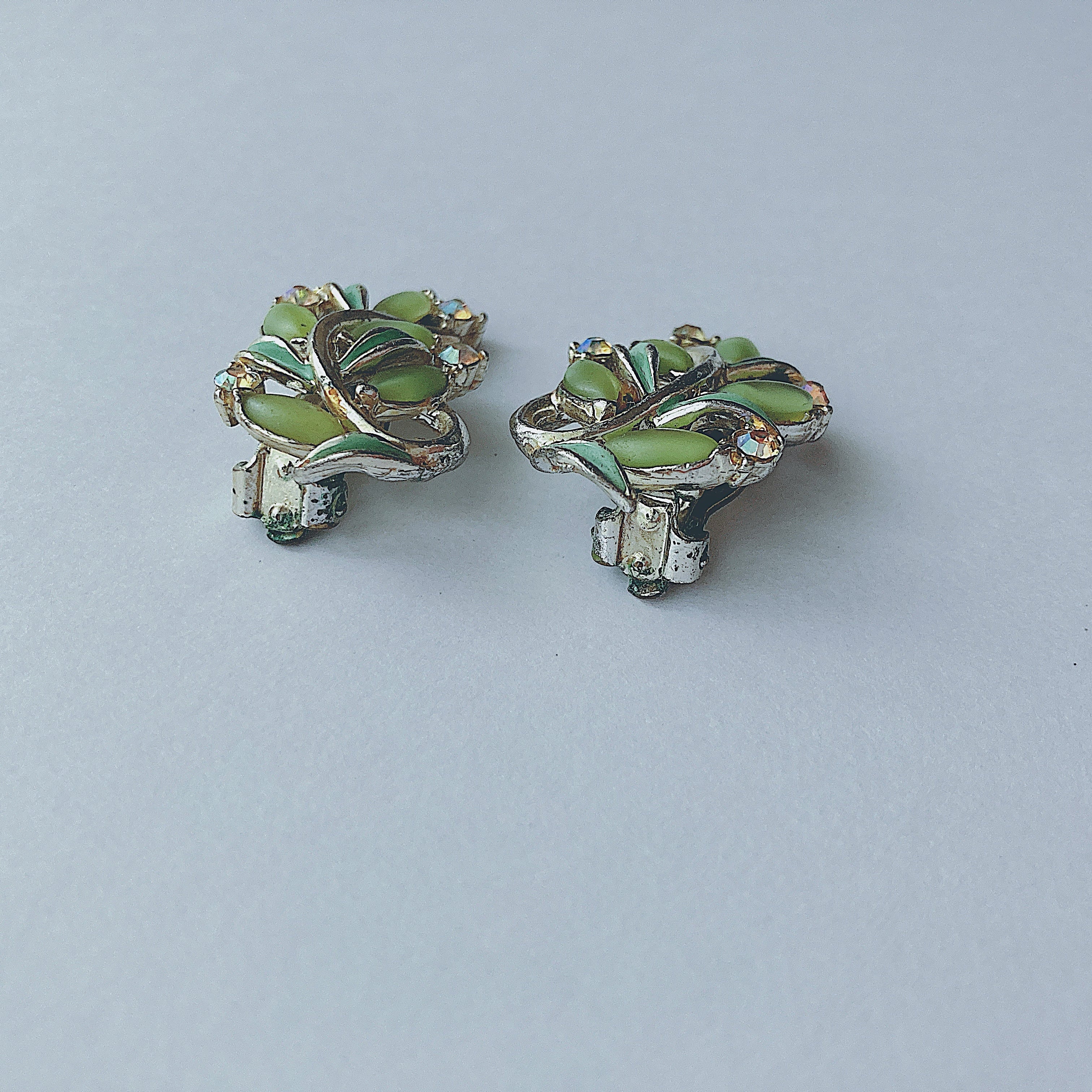 Vintage 60s green frosted rhinestone enamel leaves earrings ヴィンテージ　60年代　 グリーン　つや消し　ラインストーン　エナメル　葉っぱ　イヤリング